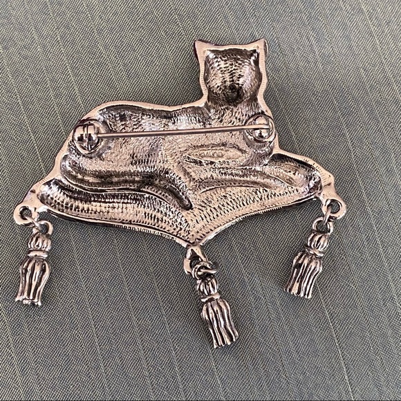Vintage Avon Cat on a Cushion with Tassels Brooch - Picture 4 of 6